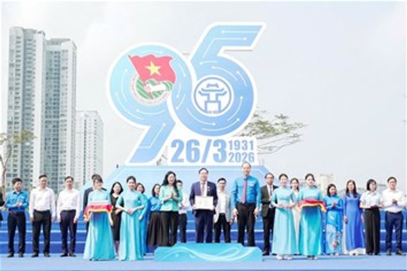 NGƯT.PGS.TS Vũ Đình Ngọ – Bí thư Đảng ủy; PGS.TS Đinh Văn Châu – Hiệu trưởng vinh dự đón nhận Kỷ niệm chương “Vì thế hệ trẻ” của Trung ương Đoàn