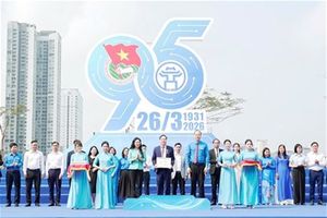 NGƯT.PGS.TS Vũ Đình Ngọ – Bí thư Đảng ủy; PGS.TS Đinh Văn Châu – Hiệu trưởng vinh dự đón nhận Kỷ niệm chương “Vì thế hệ trẻ” của Trung ương Đoàn