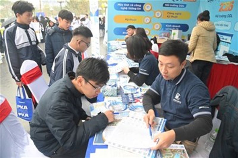 Gian tư vấn của EPU tại Phú Thọ thu hút đông đảo học sinh và phụ huynh