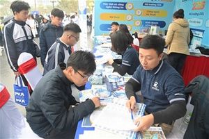 Gian tư vấn của EPU tại Phú Thọ thu hút đông đảo học sinh và phụ huynh