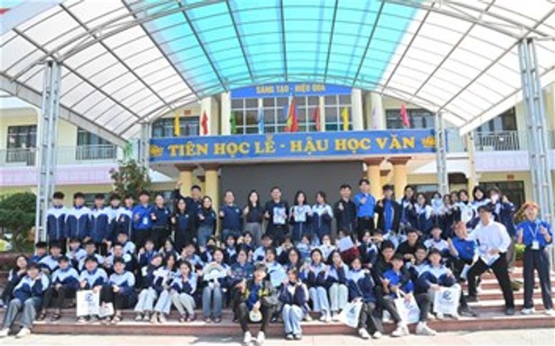 Sôi nổi chương trình tư vấn tuyển sinh tại THPT Hiệp Hòa 3 và Hiệp Hòa 2