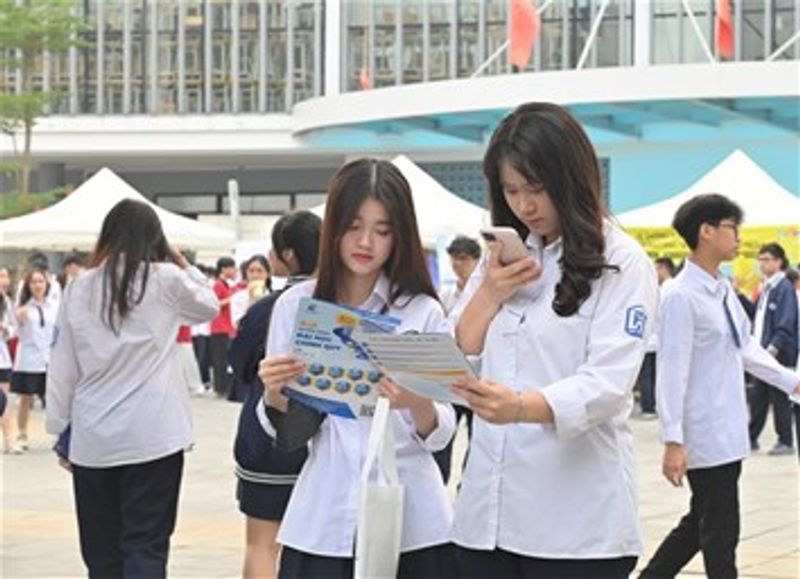 Không khí sôi nổi tại buổi tư vấn tuyển sinh của Trường Đại học Điện lực tại THPT Tây Hồ
