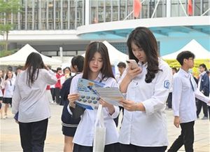 Không khí sôi nổi tại buổi tư vấn tuyển sinh của Trường Đại học Điện lực tại THPT Tây Hồ
