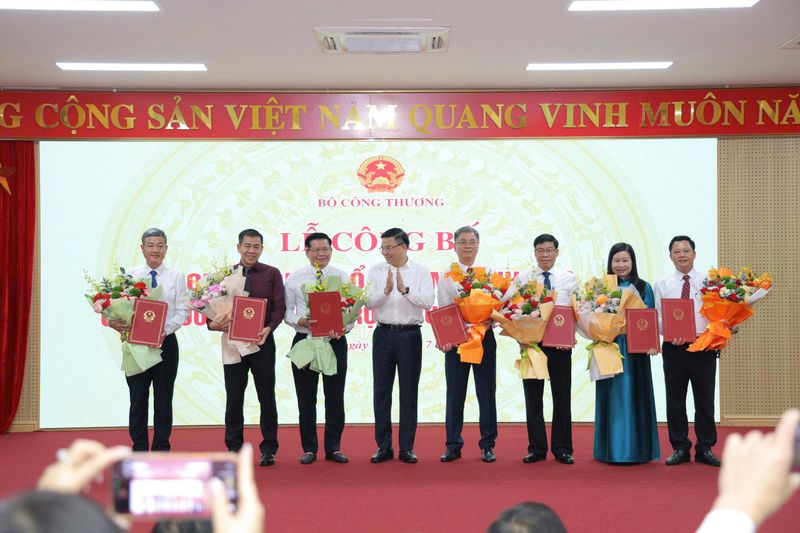 Bộ Công Thương trao Quyết định bổ nhiệm Ban Giám hiệu Trường Đại học Điện lực