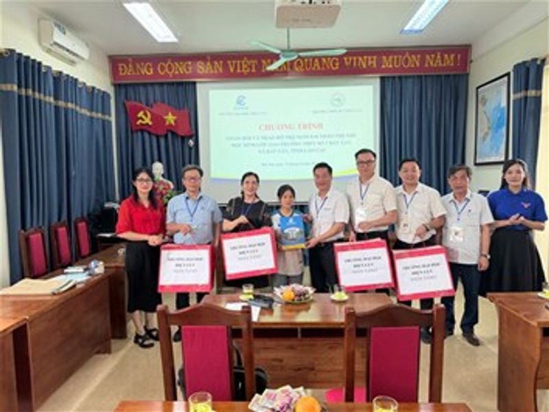 Trường Đại học Điện lực trao yêu thương đến em Thào Thị Nhè