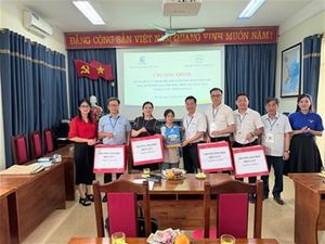 Trường Đại học Điện lực trao yêu thương đến em Thào Thị Nhè