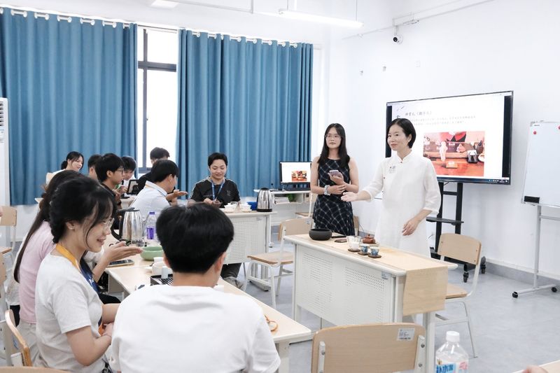 Sinh viên Trường Đại học Điện lực trải nghiệm văn hóa trà và nghệ thuật nhuộm vải truyền thống tại Quảng Tây