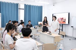 Sinh viên Trường Đại học Điện lực trải nghiệm văn hóa trà và nghệ thuật nhuộm vải truyền thống tại Quảng Tây